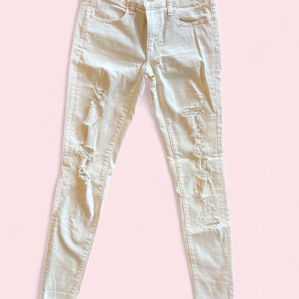 American Eagle Outfitters cream distressed skinny jeans #distressed #denim